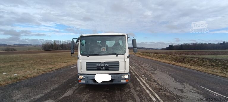 Ponyvával szerelt furgon MAN TGL 8.210