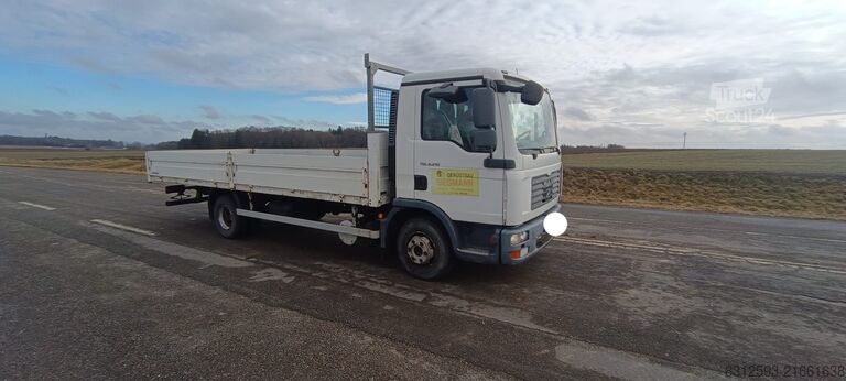 Ponyvával szerelt furgon MAN TGL 8.210