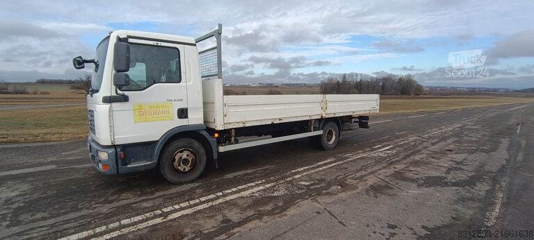 Ponyvával szerelt furgon MAN TGL 8.210