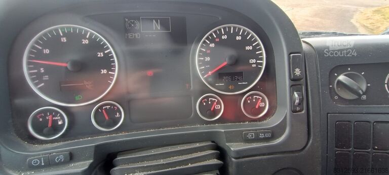 Ponyvával szerelt furgon MAN TGL 8.210