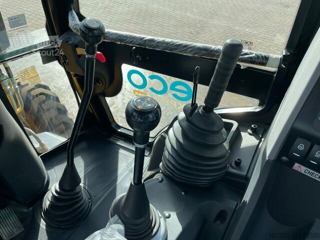 Ekskavatoriaus ir krautuvo derinys JCB 3DX 4WD hammerlines