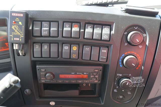 Platform med kran Renault C280 DTI 8 / HDS Fassi F135A.22 / remote