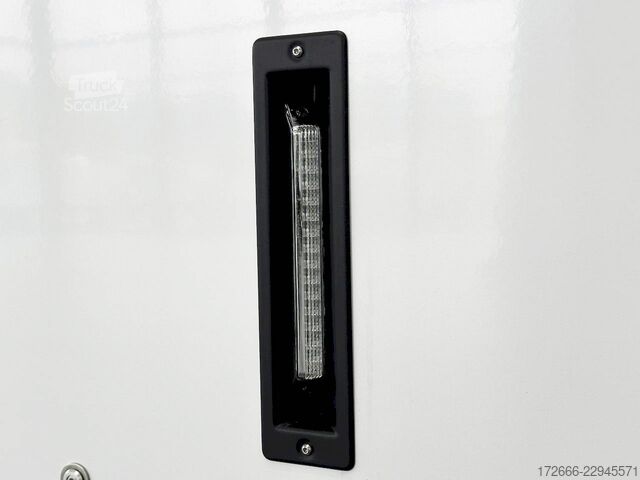 Automobilių gabenimo furgonas Brian James Trailers RACE TRANSPORTER 7 | 397-6023-35-3-10-W | TRIDEM | ZUSATZRAMPEN 600X235X199CM 3500KG GESCHLOSSENER AUTOTRAILER | WEISS