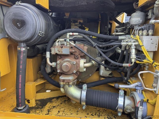 Pásový bagr LIEBHERR R904 STD Klima