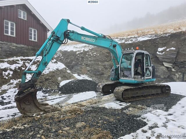 Escavadora de lagartas Kobelco SK135 SR LC tracked excavator with digging bucket