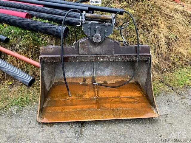 Escavadora de lagartas Kobelco SK135 SR LC tracked excavator with digging bucket