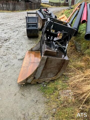 Escavadora de lagartas Kobelco SK135 SR LC tracked excavator with digging bucket