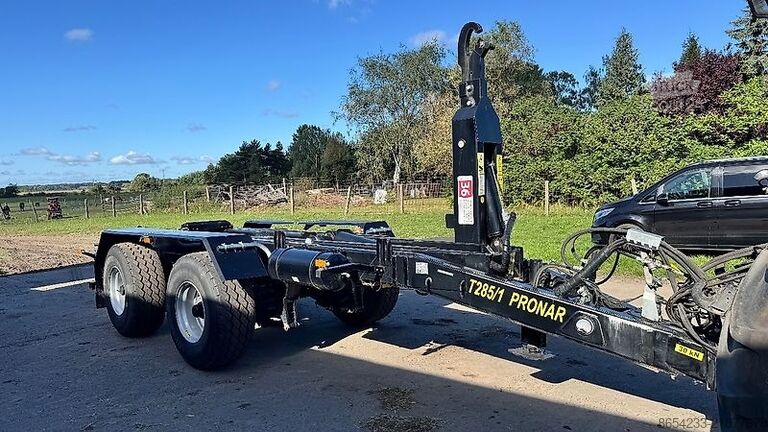 Kippivaunu Pronar T2851 Hakenlift mit 2 Containern