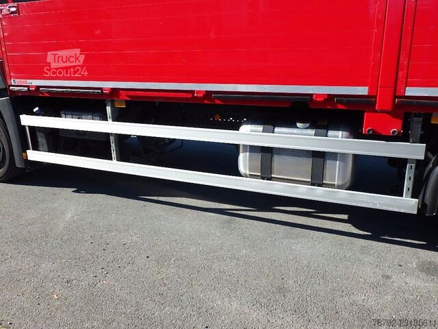 Camión de plataforma MERCEDES-BENZ 1824 L Actros Pritsche 7,10 m/2x AHK/Klima/12tkm