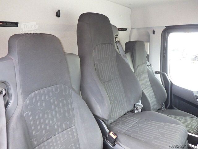 Camión de plataforma MERCEDES-BENZ 1824 L Actros Pritsche 7,10 m/2x AHK/Klima/12tkm