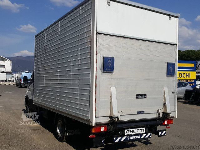 Vrachtwagen met bakwagen IVECO 35C14