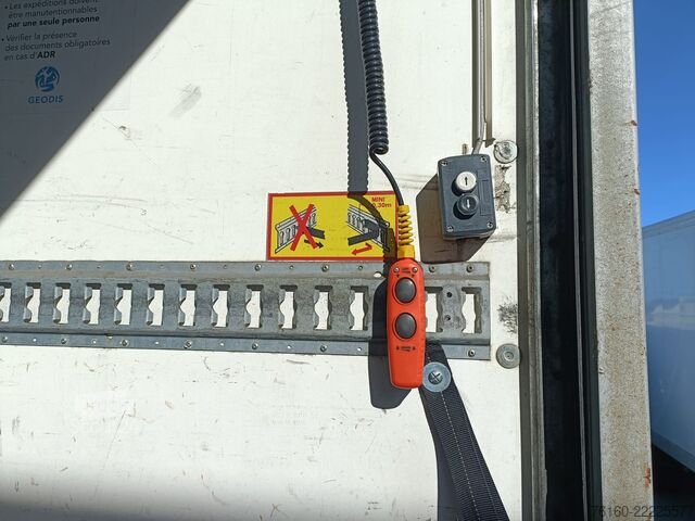 Furgon sa sandukom, bočnim vratima i utovarnom rampom Iveco EUROCARGO 120E19P