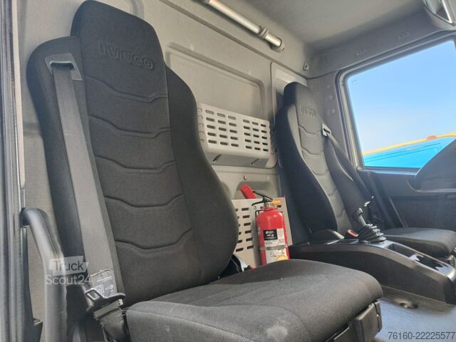 Furgon sa sandukom, bočnim vratima i utovarnom rampom Iveco EUROCARGO 120E19P