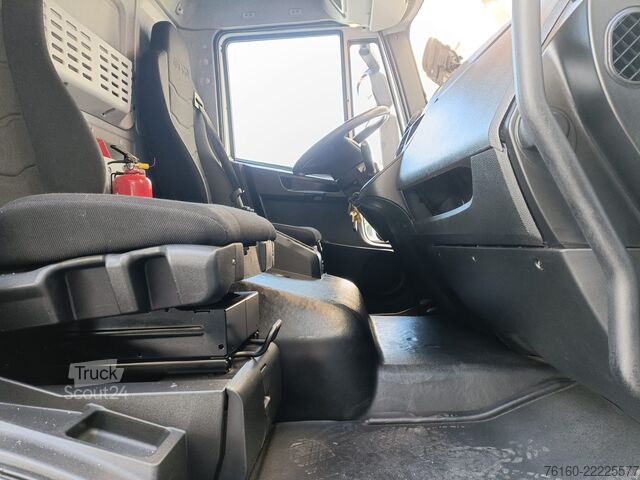 Furgon sa sandukom, bočnim vratima i utovarnom rampom Iveco EUROCARGO 120E19P