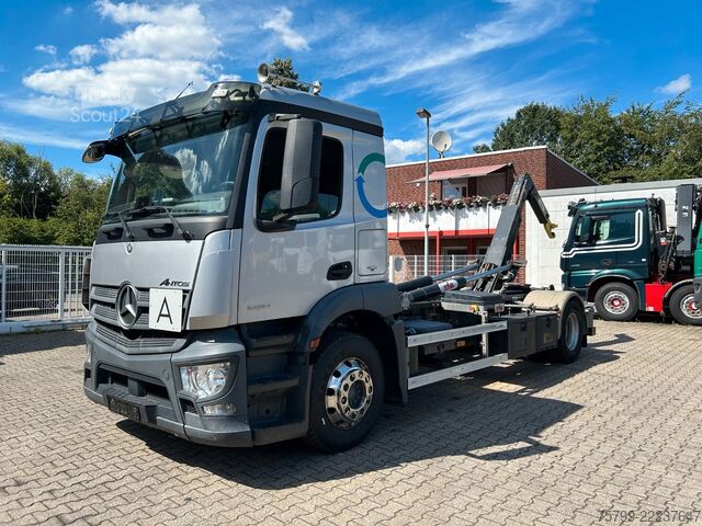 Camião porta-contentores de gancho MERCEDES-BENZ 1836 Antos Abroller 4x2