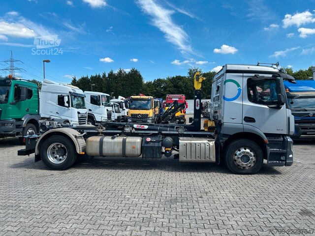 Camião porta-contentores de gancho MERCEDES-BENZ 1836 Antos Abroller 4x2