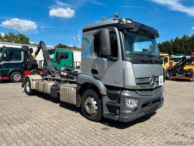 Camião porta-contentores de gancho MERCEDES-BENZ 1836 Antos Abroller 4x2
