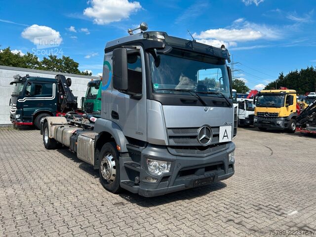 Camião porta-contentores de gancho MERCEDES-BENZ 1836 Antos Abroller 4x2