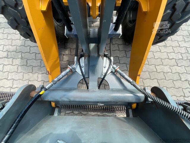 Колісний навантажувач LIEBHERR L506 COMPACT G8 Radlader 4IN1-Schaufel u. Gabel