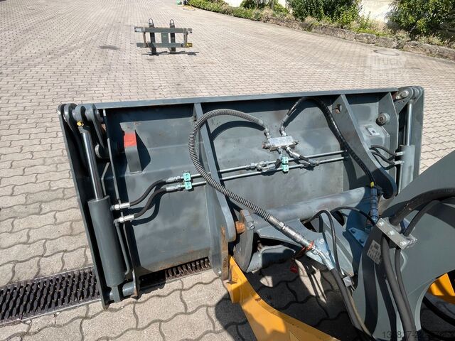 Колісний навантажувач LIEBHERR L506 COMPACT G8 Radlader 4IN1-Schaufel u. Gabel
