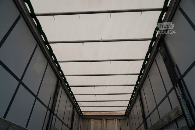 Remorque ouverte avec bâche FRUEHAUF / PRZYCZEPA / PRZEJAZDOWA / OSIE SAF / 2022 /