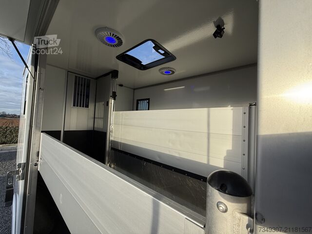 Ce Renault Master HORSETRUCK Roelofs très récent et extrêmement luxueux est proposé à la vente. RENAULT MASTER PAARDENWAGEN | HORSETRUCK | ROELOFSEN | ...