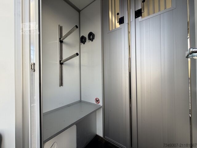 Ce Renault Master HORSETRUCK Roelofs très récent et extrêmement luxueux est proposé à la vente. RENAULT MASTER PAARDENWAGEN | HORSETRUCK | ROELOFSEN | ...