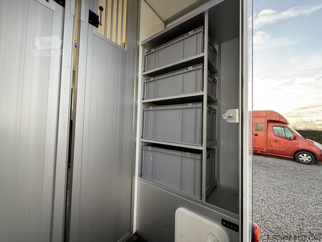 Ce Renault Master HORSETRUCK Roelofs très récent et extrêmement luxueux est proposé à la vente. RENAULT MASTER PAARDENWAGEN | HORSETRUCK | ROELOFSEN | ...