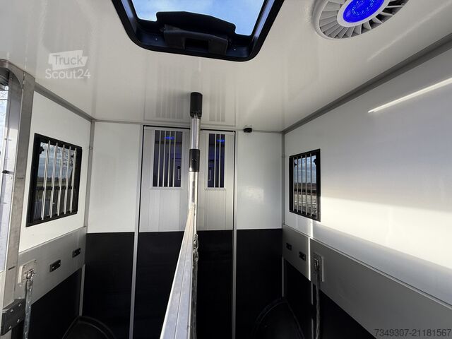 Ce Renault Master HORSETRUCK Roelofs très récent et extrêmement luxueux est proposé à la vente. RENAULT MASTER PAARDENWAGEN | HORSETRUCK | ROELOFSEN | ...