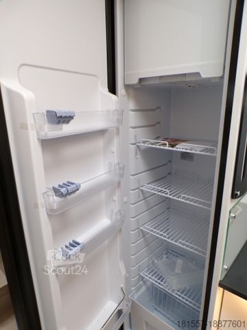 Ημιενσωματωμένο αυτοκινούμενο τροχόσπιτο BÜRSTNER Lyseo Time Skyline 726 G Safety Paket, Hubbett