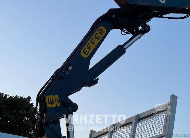 Autocamion cu macara Iveco 260S36