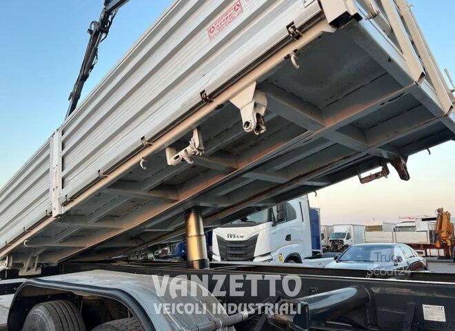 Autocamion cu macara Iveco 260S36