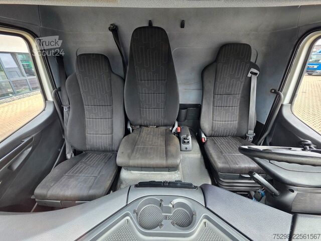 Transporter mit Koffer MERCEDES-BENZ Atego 818 | 3 Sitzen | Ladebordwand