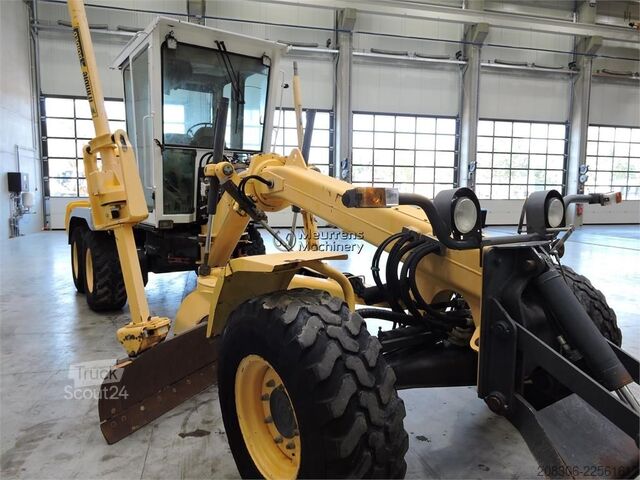 Niveleuse NEW HOLLAND F106.6A