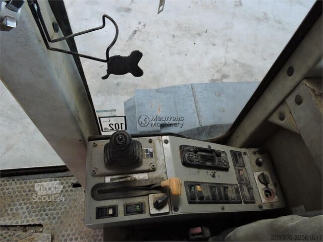 Niveleuse NEW HOLLAND F106.6A