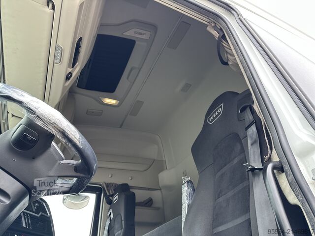 Standart çekici ünitesi Iveco S-WAY 490