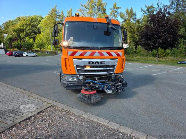 Barredora de calzadas DAF XB 210 Kehrmaschine wie neu Brock VS4 Kehraufbau