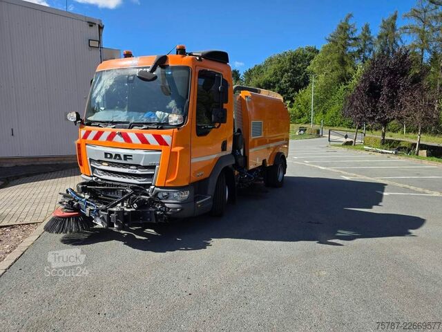 Barredora de calzadas DAF XB 210 Kehrmaschine wie neu Brock VS4 Kehraufbau
