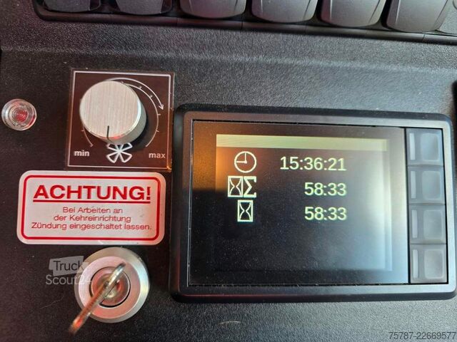 Barredora de calzadas DAF XB 210 Kehrmaschine wie neu Brock VS4 Kehraufbau