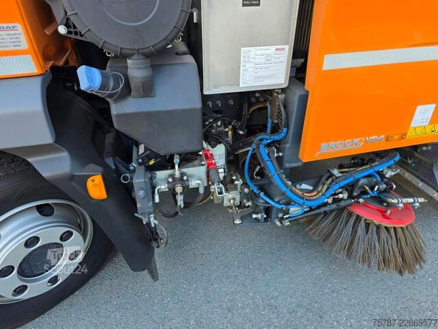 Barredora de calzadas DAF XB 210 Kehrmaschine wie neu Brock VS4 Kehraufbau