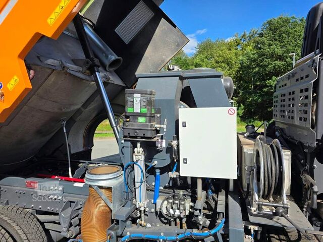 Barredora de calzadas DAF XB 210 Kehrmaschine wie neu Brock VS4 Kehraufbau