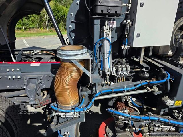 Barredora de calzadas DAF XB 210 Kehrmaschine wie neu Brock VS4 Kehraufbau
