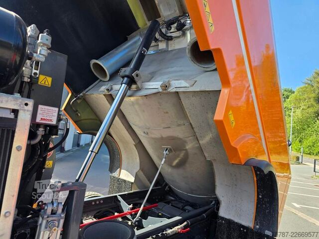Barredora de calzadas DAF XB 210 Kehrmaschine wie neu Brock VS4 Kehraufbau