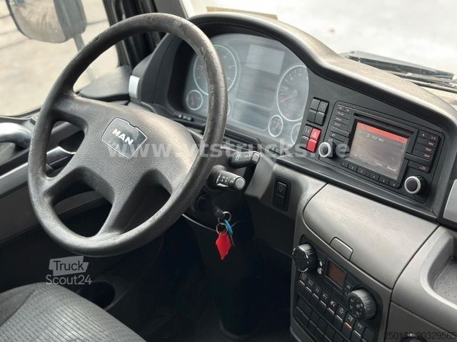 Samochód do przewozu napojów MAN TGM 22.250 Getränkewagen mit Ladebordwand Euro6