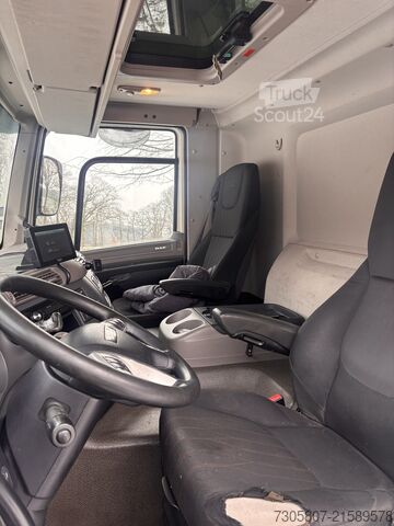 Flatbed truck with tarp DAF CF 260