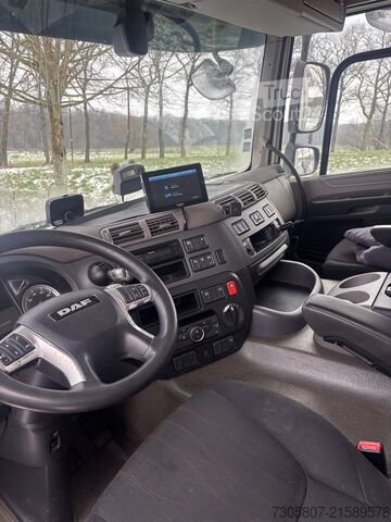 Flatbed truck with tarp DAF CF 260