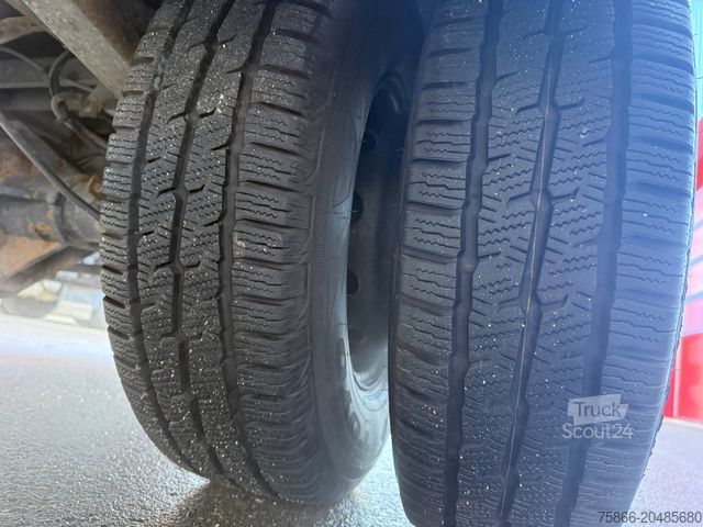 Kravas automašīna ar furgonu un celtni IVECO 72-210 HI Matic Rollplane Palfinger PC 3800