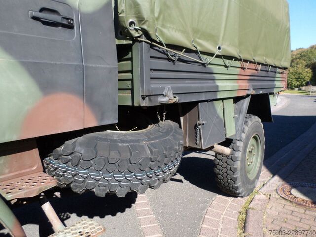 Vrachtauto met open laadbak MERCEDES-BENZ Unimog MIL 2 To U 1300L  Mit Plane & Sprigel