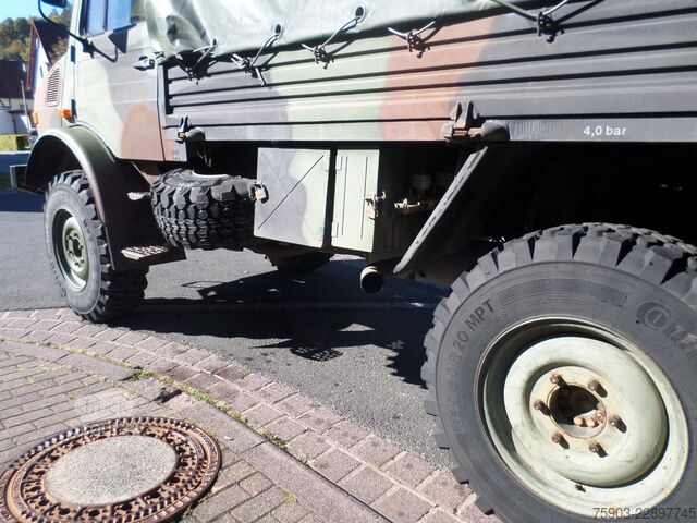 Vrachtauto met open laadbak MERCEDES-BENZ Unimog MIL 2 To U 1300L  Mit Plane & Sprigel