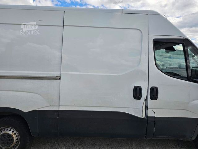 Aukštas mikroautobusas IVECO 35S16 A8 V L, mittellang & hoch, kleiner Schaden